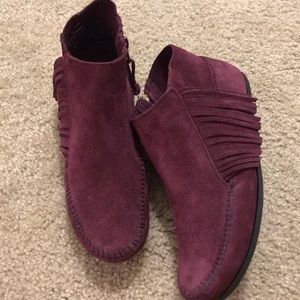 Minnetonka lacy fringe boots sz 8 plum